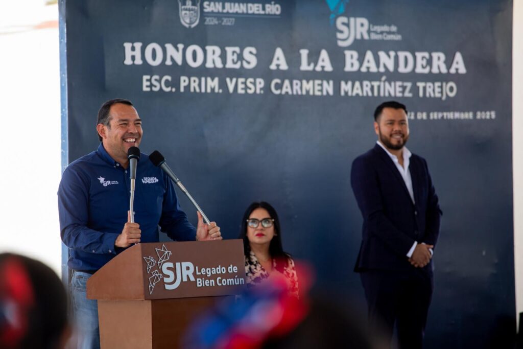 Encabeza Roberto Cabrera honores la Bandera en primaria de Santa Cruz Nieto