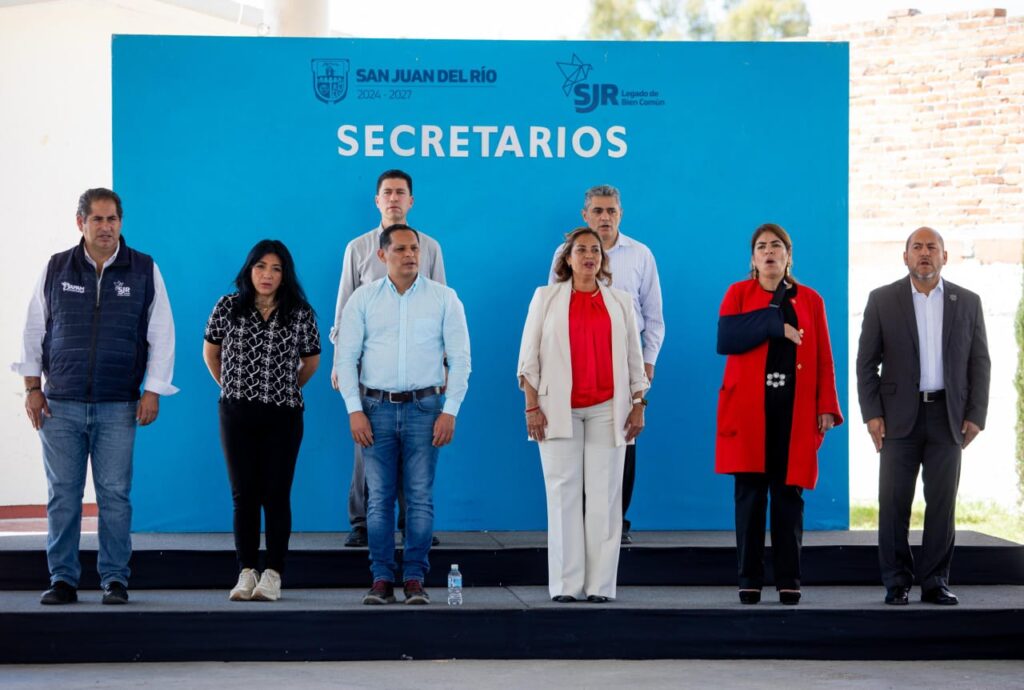 Encabeza Roberto Cabrera honores la Bandera en primaria de Santa Cruz Nieto