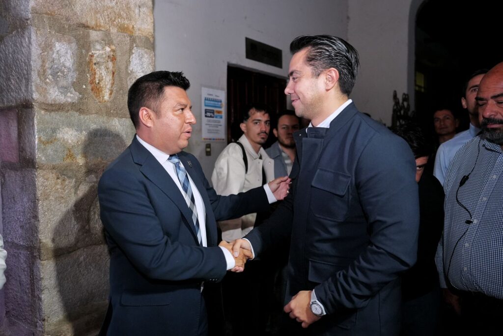 Asiste Felifer Macías al primer informe de resultados del presidente municipal de Huimilpan