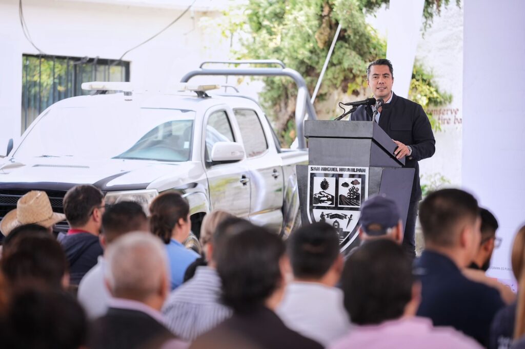 Refuerza Felifer Macías la seguridad metropolitana con la donación de vehículos a Huimilpan