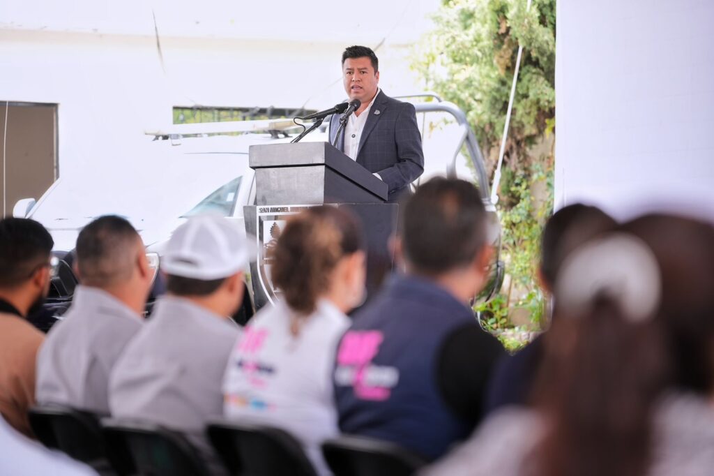 Refuerza Felifer Macías la seguridad metropolitana con la donación de vehículos a Huimilpan