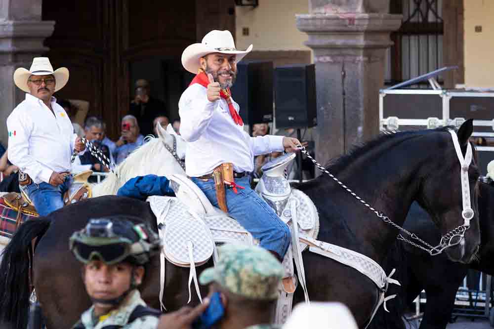Participa Felifer Macías en la tradicional Cabalgata Histórica de la Conspiración “Ignacio Pérez”