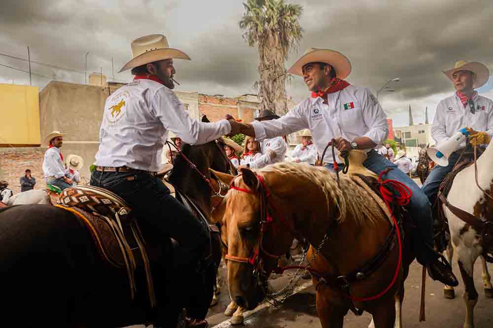 Participa Felifer Macías en la tradicional Cabalgata Histórica de la Conspiración “Ignacio Pérez”
