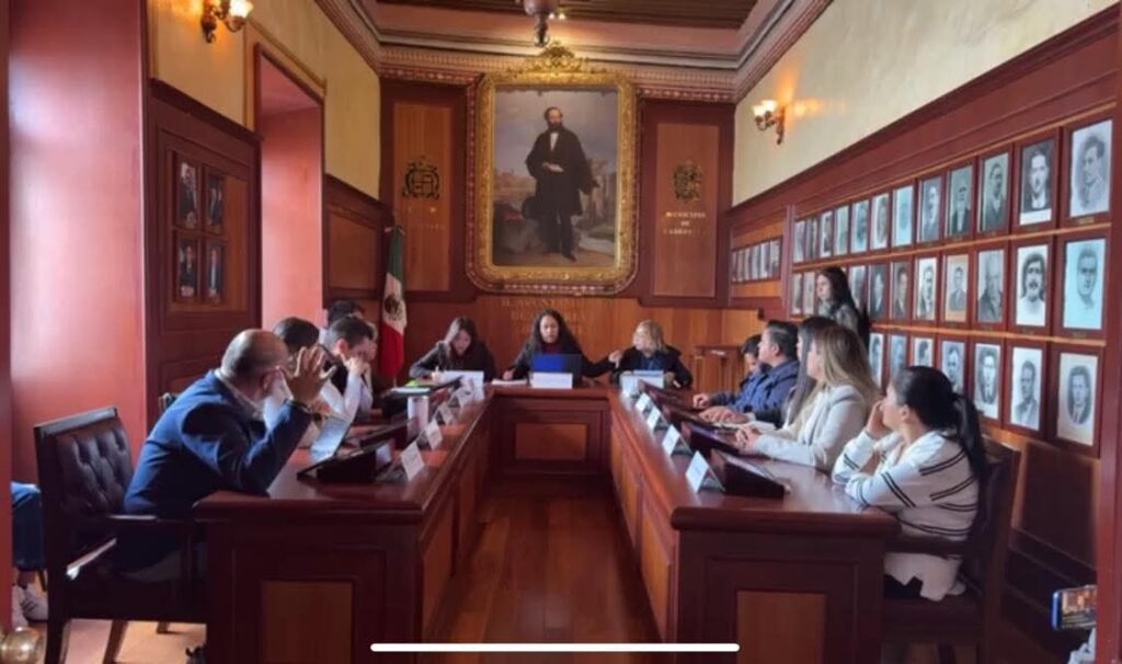 Ciudadanos entregan oficio de petición a la presidenta municipal de Cadereyta de Montes