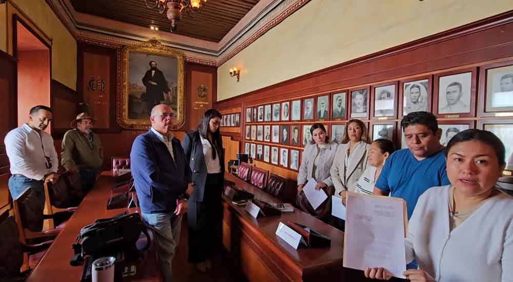 Ciudadanos entregan oficio de petición a la presidenta municipal de Cadereyta de Montes