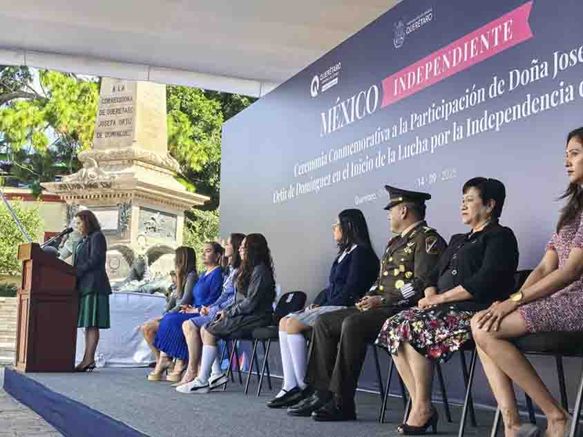La titular de la Secretaría de Educación del Estado de Querétaro (SEDEQ), Martha Soto, encabezó la ceremonia conmemorativa de la participación de Doña Josefa Ortiz de Domínguez, en el inicio de la lucha por la Independencia de México, evento donde destacó también el papel de las mujeres como protagonistas de causas justas e impulsoras del desarrollo humano a lo largo de la historia de México.