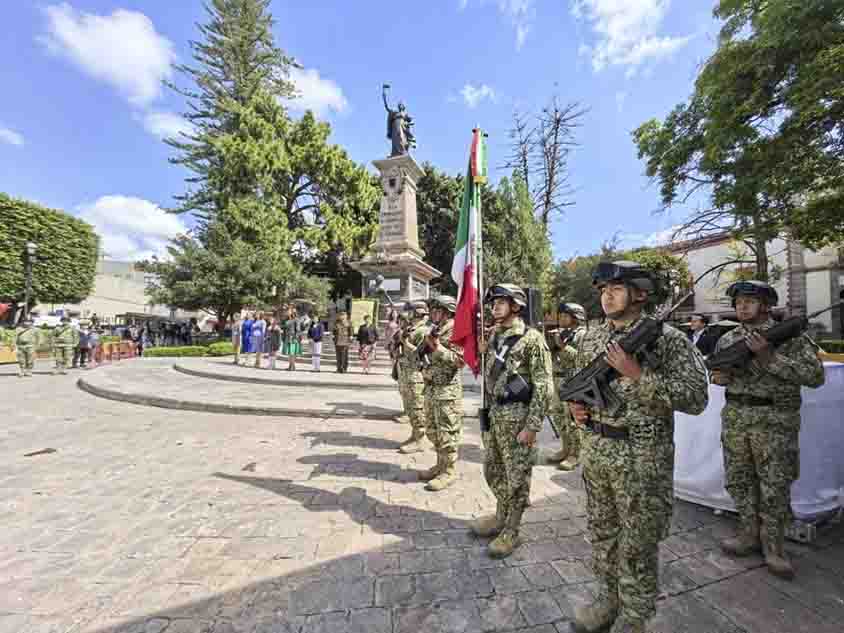 La titular de la Secretaría de Educación del Estado de Querétaro (SEDEQ), Martha Soto, encabezó la ceremonia conmemorativa de la participación de Doña Josefa Ortiz de Domínguez, en el inicio de la lucha por la Independencia de México, evento donde destacó también el papel de las mujeres como protagonistas de causas justas e impulsoras del desarrollo humano a lo largo de la historia de México.