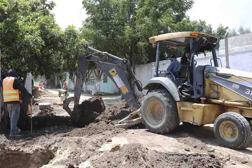 Luis Nava supervisa rehabilitación de calles en San Juan del Río