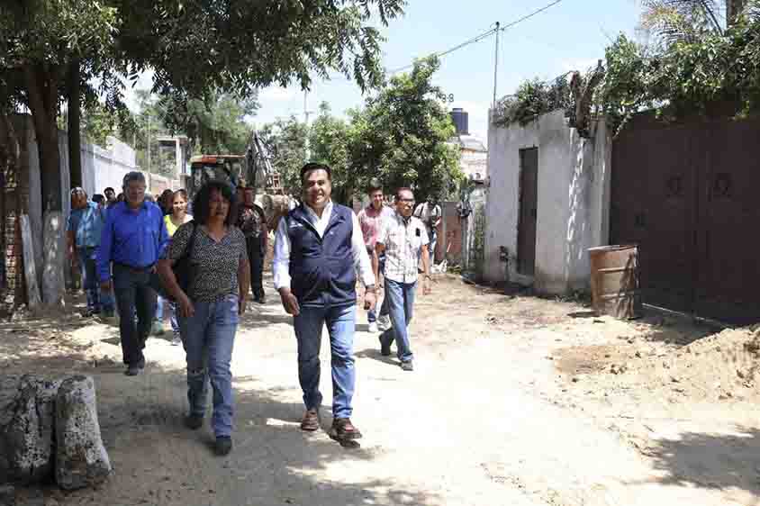 Luis Nava supervisa rehabilitación de calles en San Juan del Río