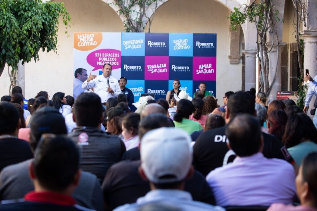 Encabeza Roberto Cabrera entrega de artículos a bajo costo en Cerro Gordo