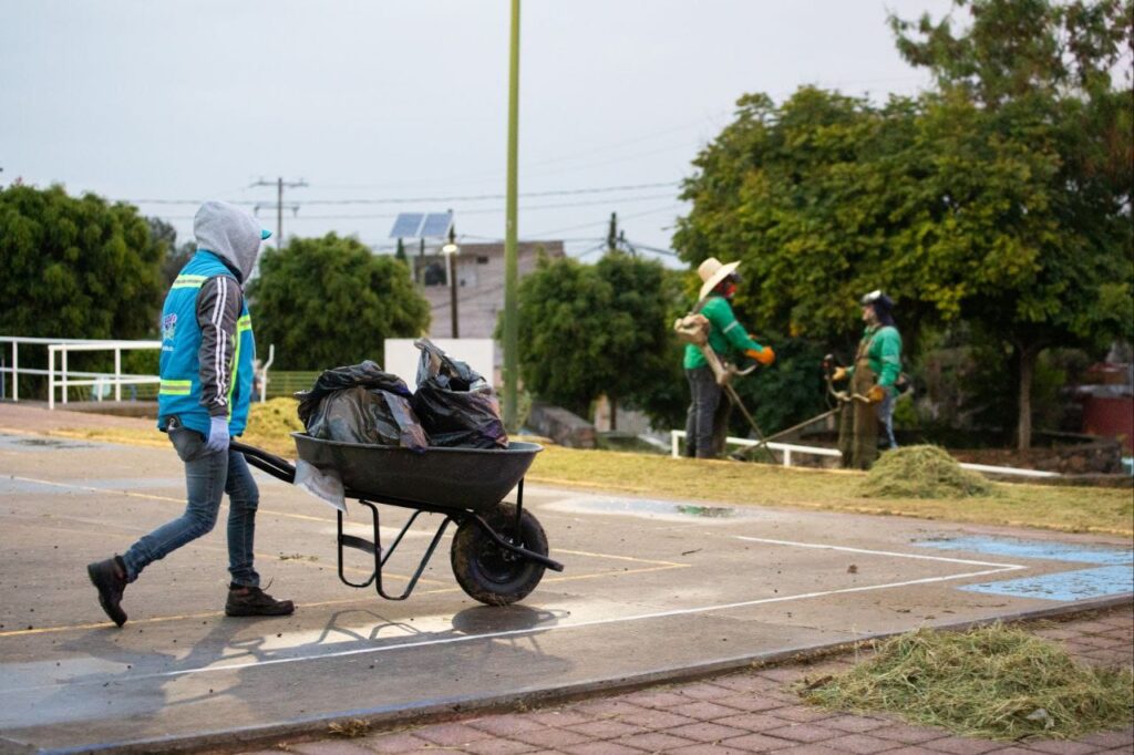 Roberto Cabrera supervisa jornada de Servicios Públicos en parque de la colonia El Marfil