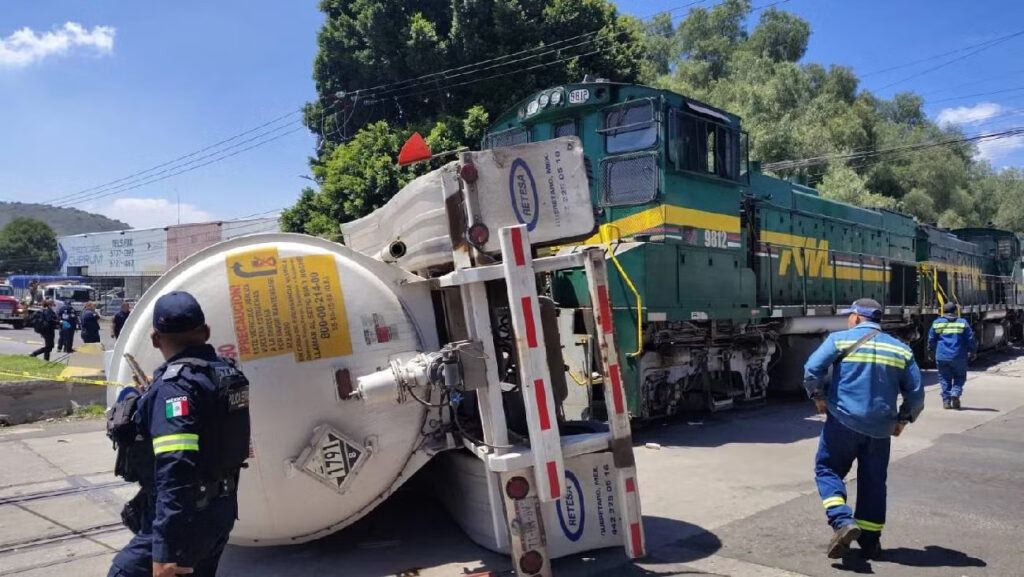 Otra vez una pipa contra el tren en Ecatepec