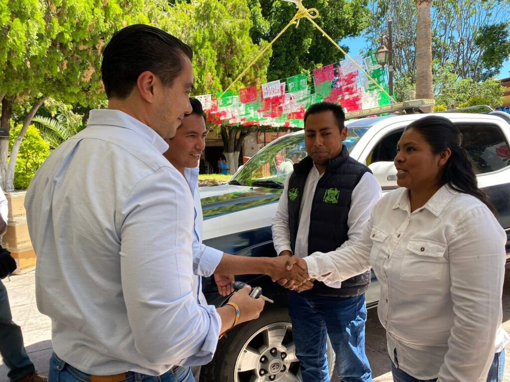Cinco nuevas camionetas fortalecen la capacidad operativa del municipio, Tolimán agradece al presidente municipal de Querétaro por la donación.