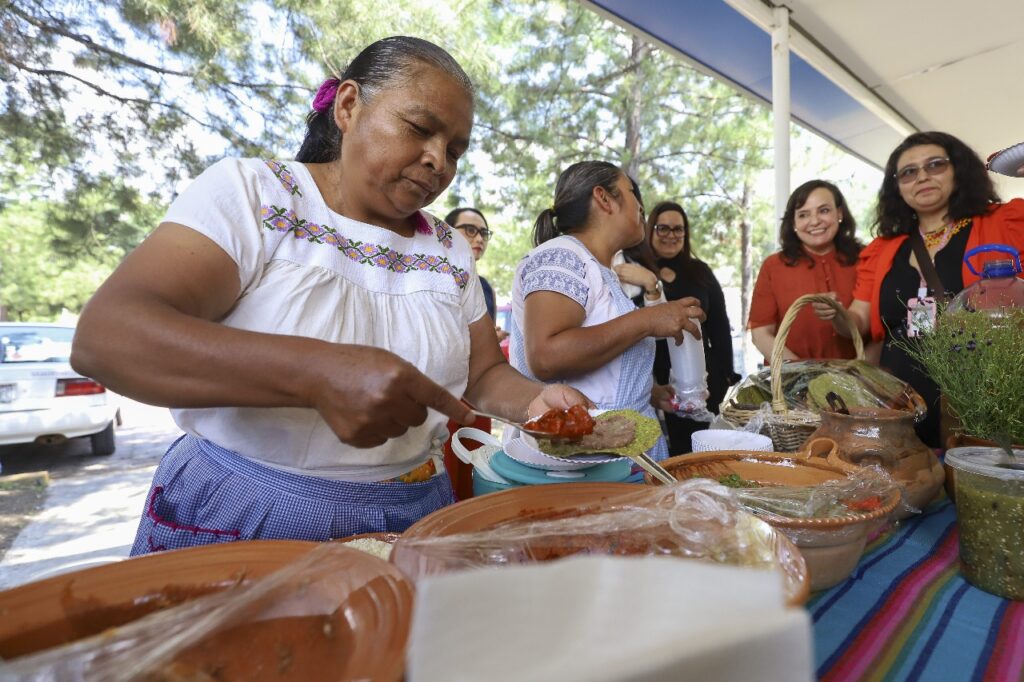 Preservan UAQ y mujeres indígenas bebidas prehispánicas