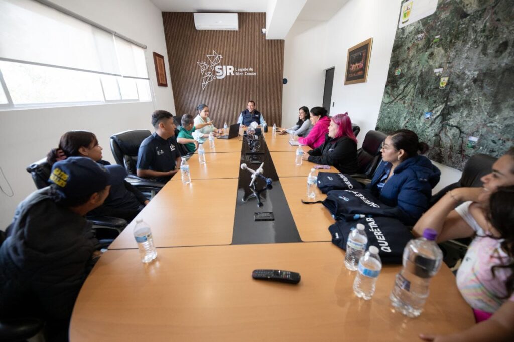 Entrega Roberto Cabrera uniformes a seleccionados estatales de la Paralimpiada Nacional 2025