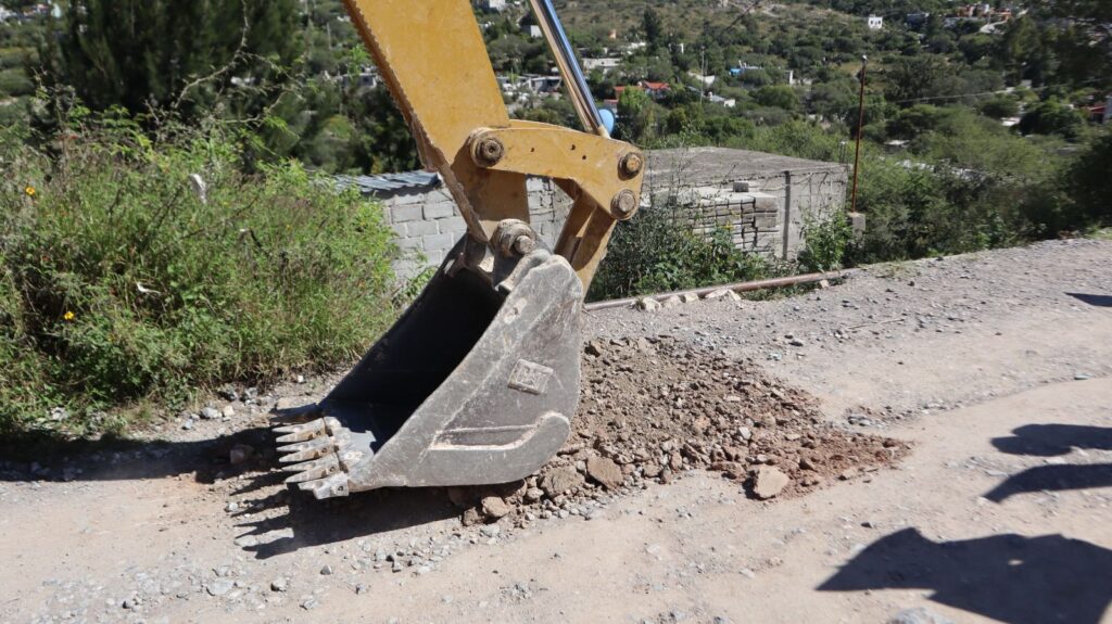 Inicia obra de pavimentación con empedrado empacado en la calle El Granjeno, en San Antonio de la Cal