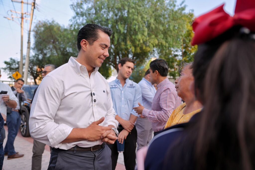 Asiste Felifer Macías a entrega de modernización vial en El Sillar