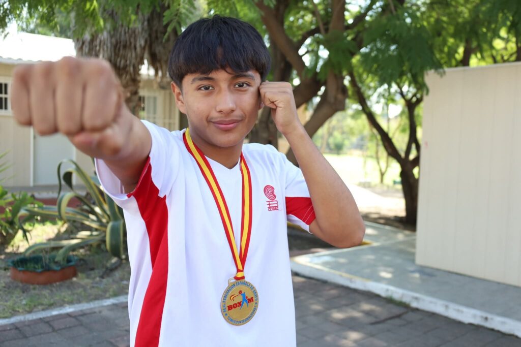 Estudiante queretano triunfa en España: gana oro en torneo internacional de boxeo