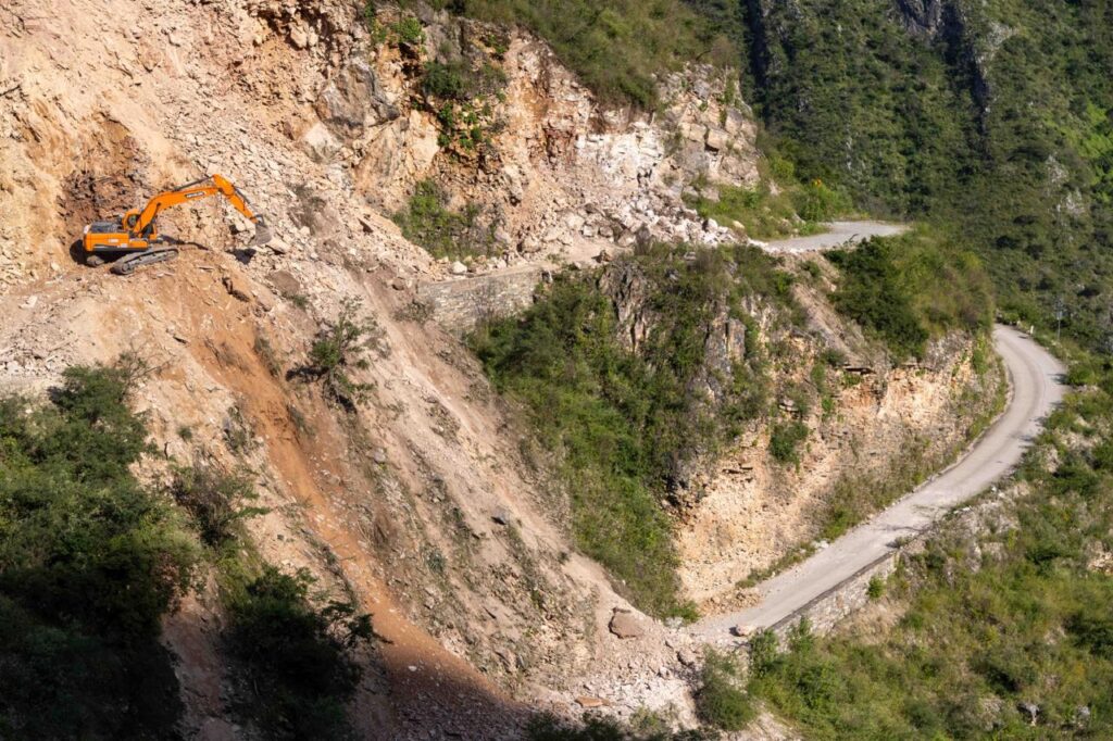 Supervisa Gobernador liberación de carretera afectada por deslaves en San Joaquín