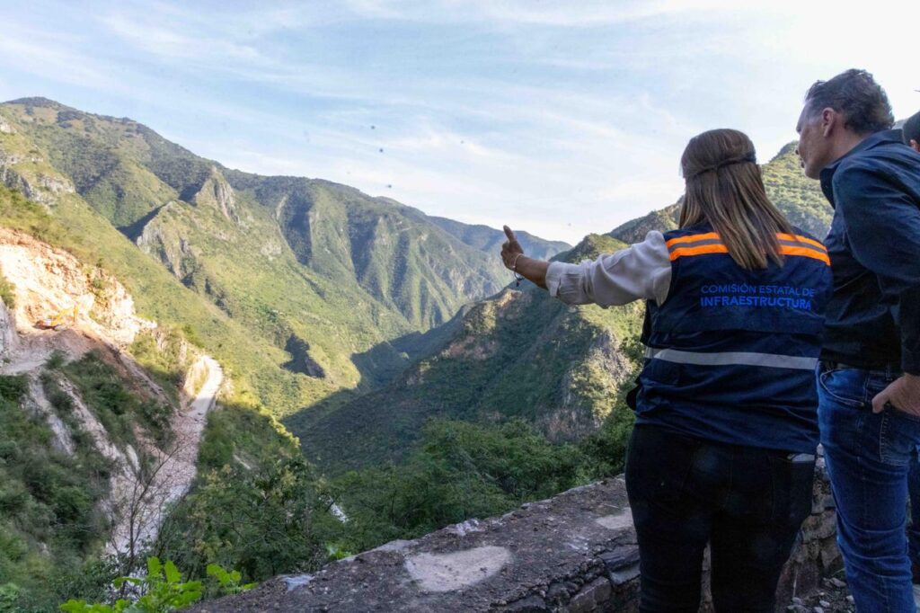 Supervisa Gobernador liberación de carretera afectada por deslaves en San Joaquín
