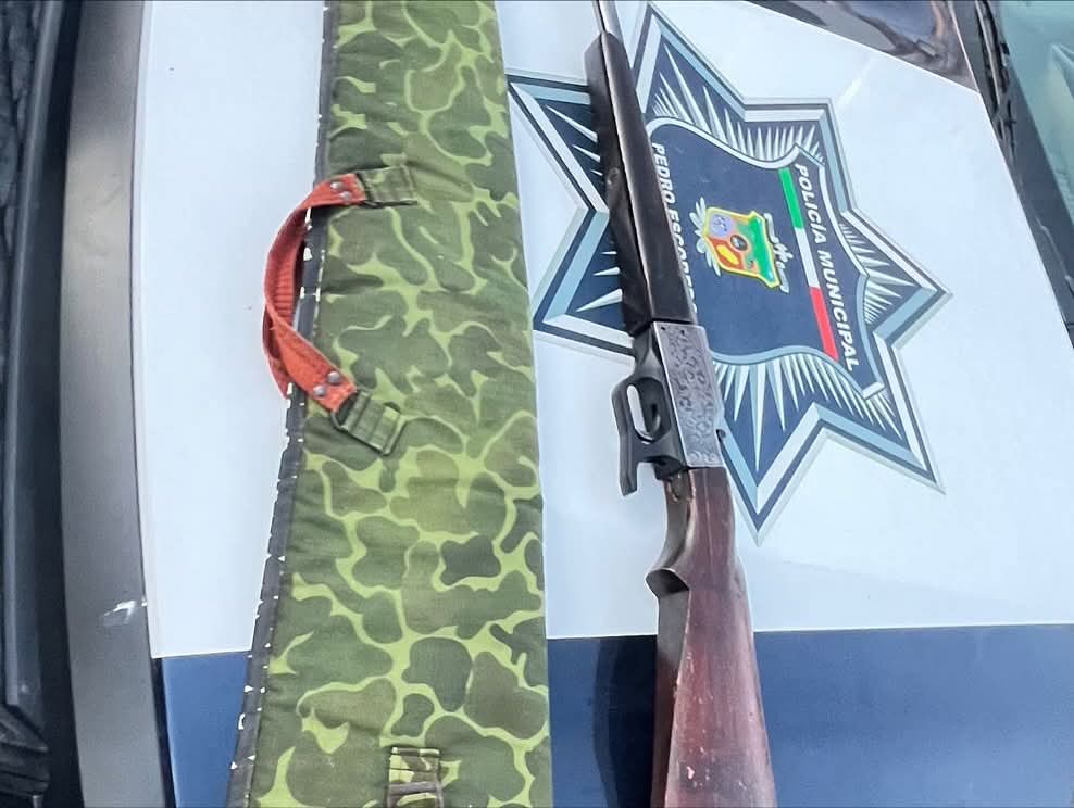 Detienen a tres personas en San Clemente; aseguran arma de fuego