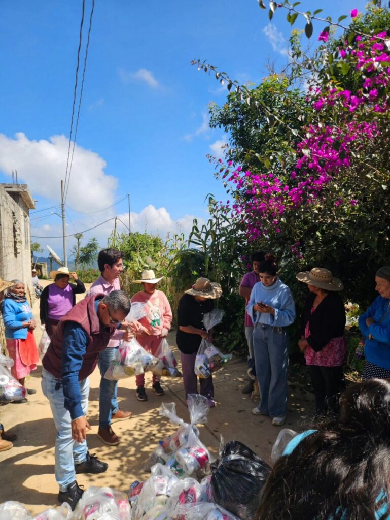 Diputados Eric Silva y Blanca Benítez apoyan a estudiantes de la UAQ a llevar víveres a la Sierra Gorda