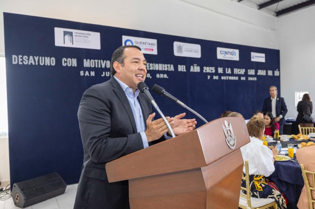 Querétaro crece gracias al talento de su gente, a sus profesionistas y a su industria, afirmó el gobernador, Mauricio Kuri González, al encabezar la celebración con motivo del Profesionista del Año 2025 en San Juan del Río, evento en el que convocó a colegios y asociaciones a participar en la vida pública del país y a ser exigentes con sus gobiernos.