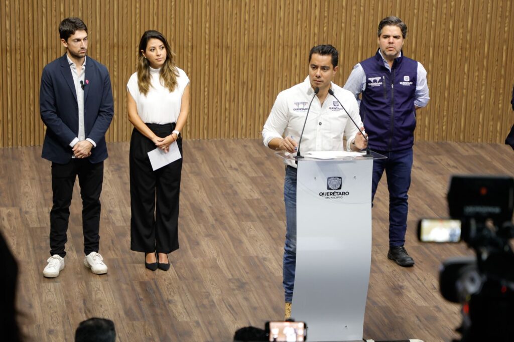 Presenta Felifer Macías actividades por Día de Muertos en la capital Queretana