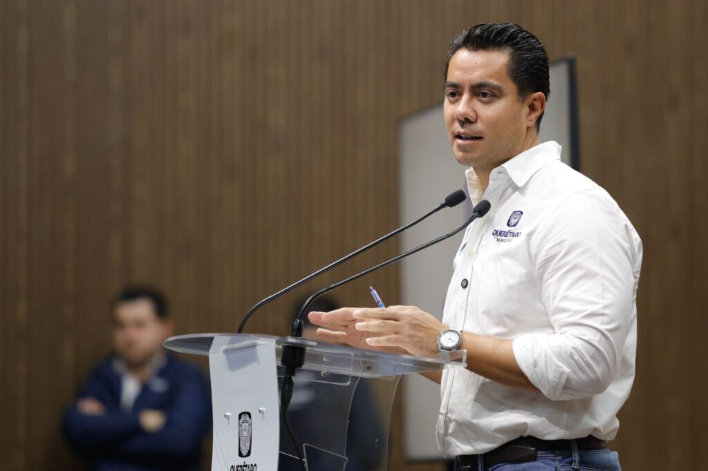 Presenta Felifer Macías actividades por Día de Muertos en la capital Queretana