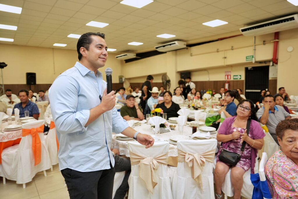 Acude Felifer Macías al 46 Aniversario del Mercado de Lomas de Casa Blanca