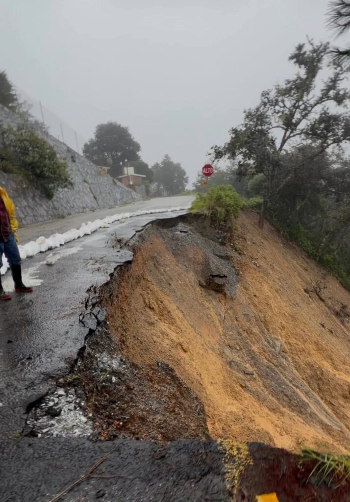 Lluvias colapsan vialidades en la Sierra y el Semidesierto
