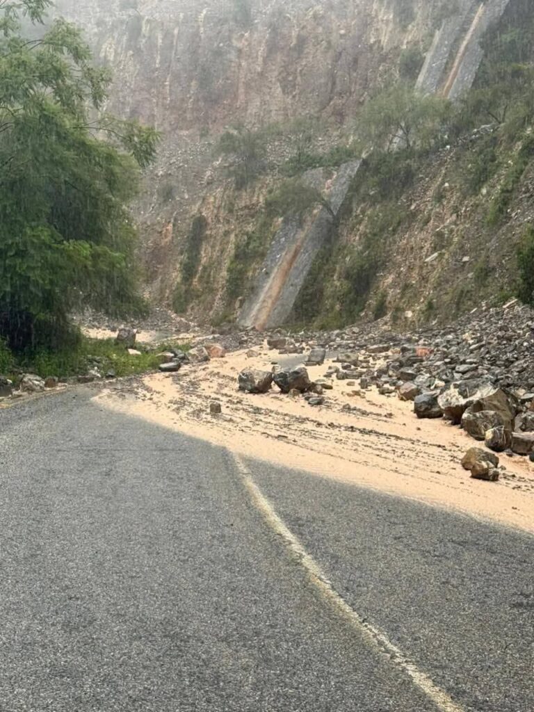 Lluvias colapsan vialidades en la Sierra y el Semidesierto