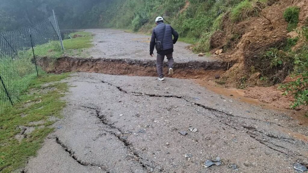 Lluvias colapsan vialidades en la Sierra y el Semidesierto
