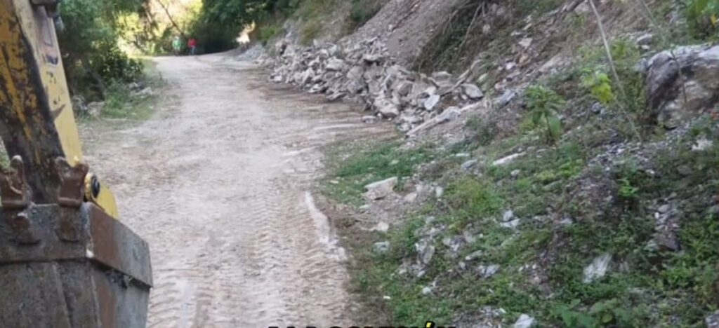 Gobierno refuerza rehabilitación de caminos en Cadereyta