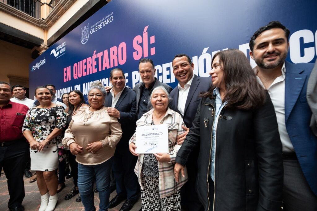 San Juan del Río recibe del gobernador de Querétaro el premio al primer lugar en Contraloría Social