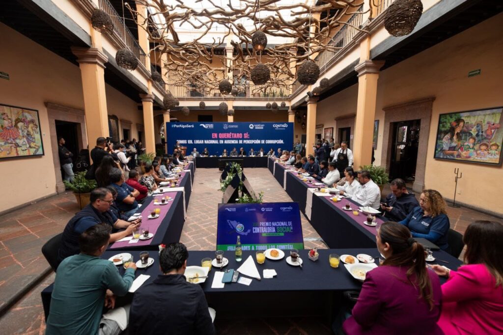 San Juan del Río recibe del gobernador de Querétaro el premio al primer lugar en Contraloría Social