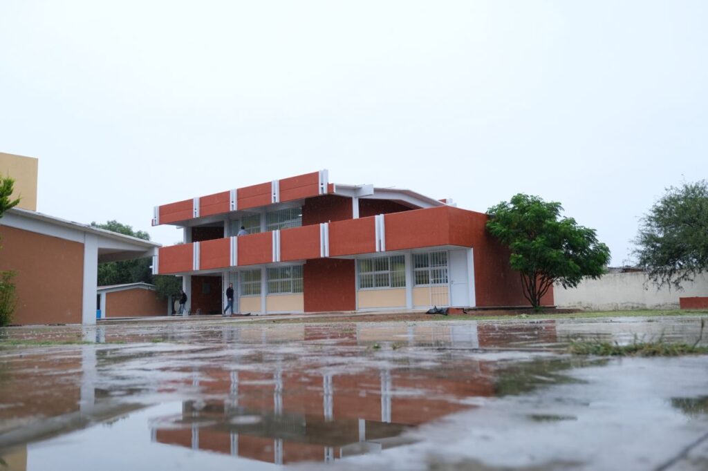 Luis Nava entrega obra y mobiliario educativo en Pedro Escobedo