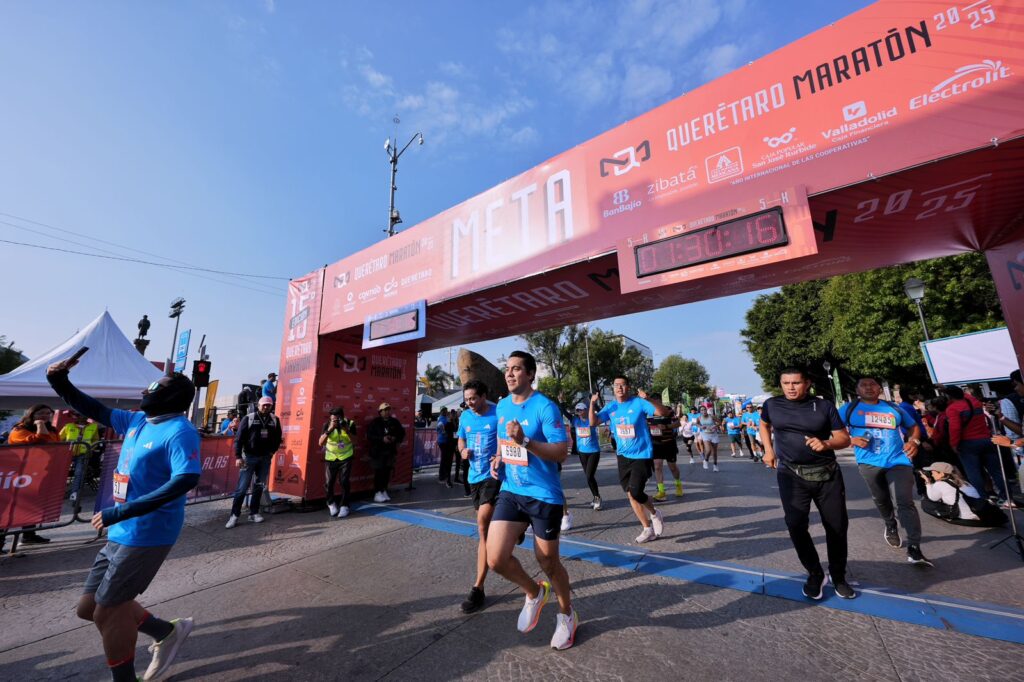 Asiste Felifer Macías a la decimoquinta edición del Querétaro Maratón
