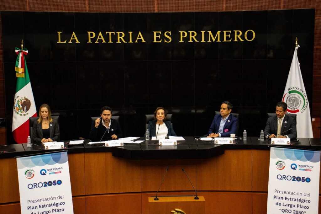 Roberto Cabrera entrega el “Distintivo al Mérito en Medicina 2025” a 15 médicas y médicos de San Juan del Río