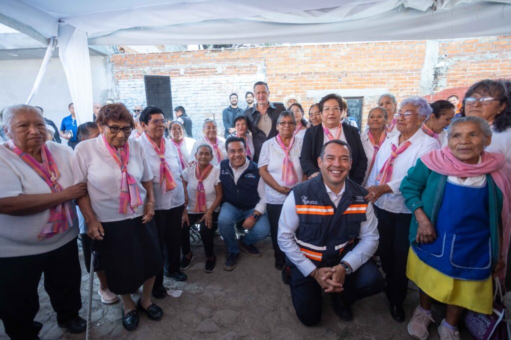 Como parte de su gira de trabajo en el municipio de San Juan del Río, el gobernador, Mauricio Kuri González, encabezó la entrega del mejoramiento de la calle Ignacio Zaragoza, en la localidad de San Pedro Ahuacatlán, proyecto que contó con una inversión de 6.2 millones de pesos para mejorar la calidad de vida y la movilidad de seis mil 651 habitantes de la zona.