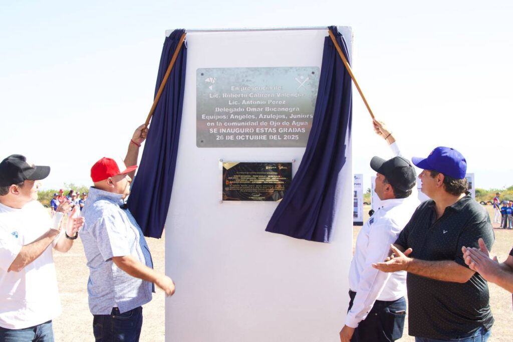 Roberto Cabrera inaugura gradas en campo de beisbol de Ojo de Agua y da inicio a la Liga 2025-2026