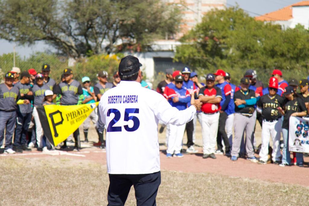 Roberto Cabrera inaugura gradas en campo de beisbol de Ojo de Agua y da inicio a la Liga 2025-2026
