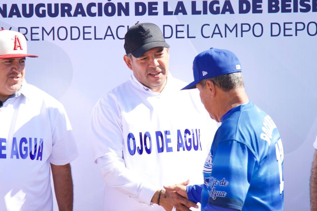 Roberto Cabrera inaugura gradas en campo de beisbol de Ojo de Agua y da inicio a la Liga 2025-2026