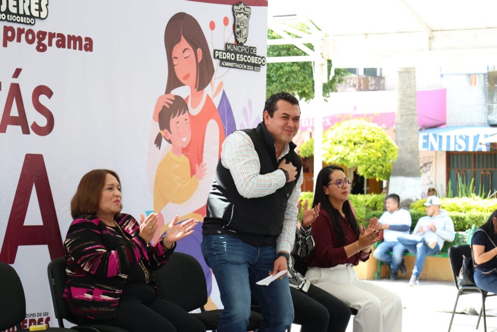 Beto Nava cumple su palabra y entrega tarjetas del programa “No Estás Sola” a 200 mujeres escobedenses