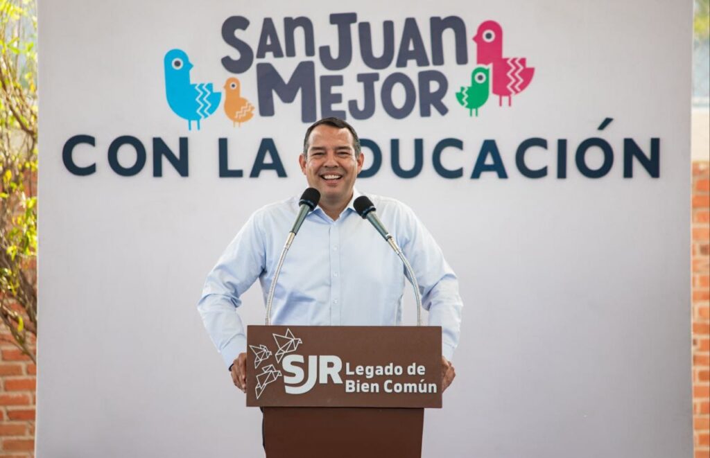 Roberto Cabrera entrega techumbre en primaria de La Floresta con más de 2.7 mdp de inversión