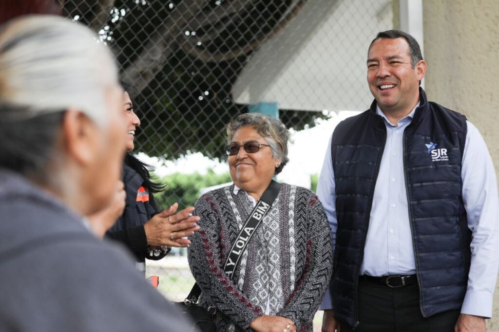 Entrega Roberto Cabrera techumbre en El Pedregoso