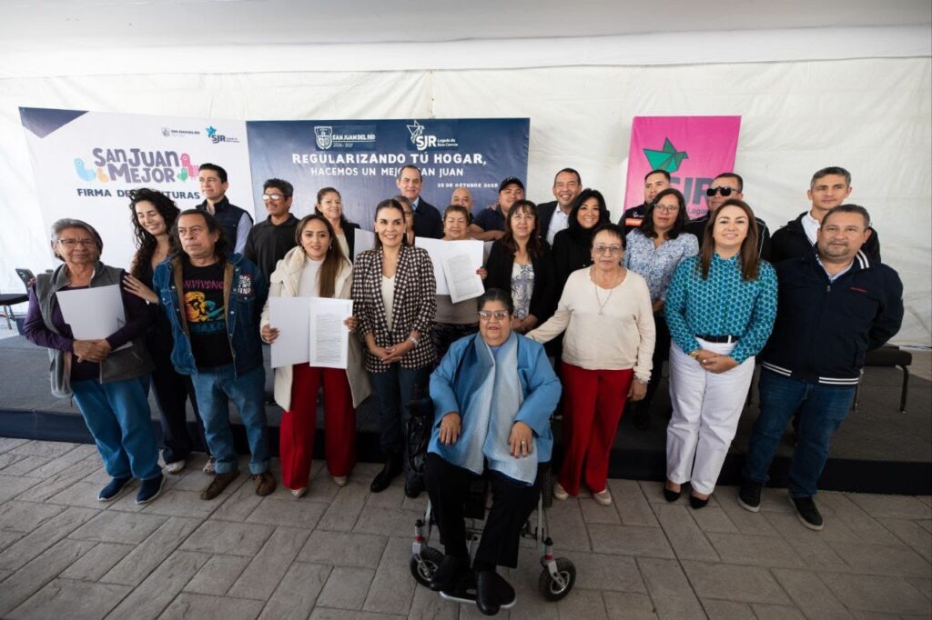 Roberto Cabrera encabeza la firma de más de 190 escrituras de cinco asentamientos sanjuanenses