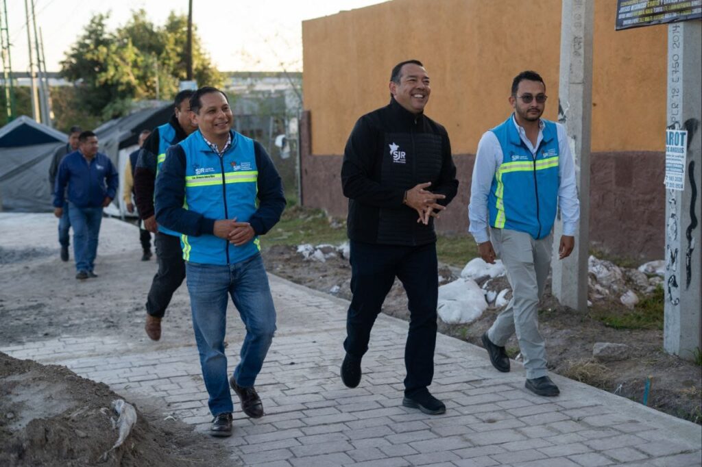 Roberto Cabrera supervisa labores de Servicios Públicos en Panteones Municipales Roberto Cabrera supervisa labores de Servicios Públicos en Panteones Municipales
