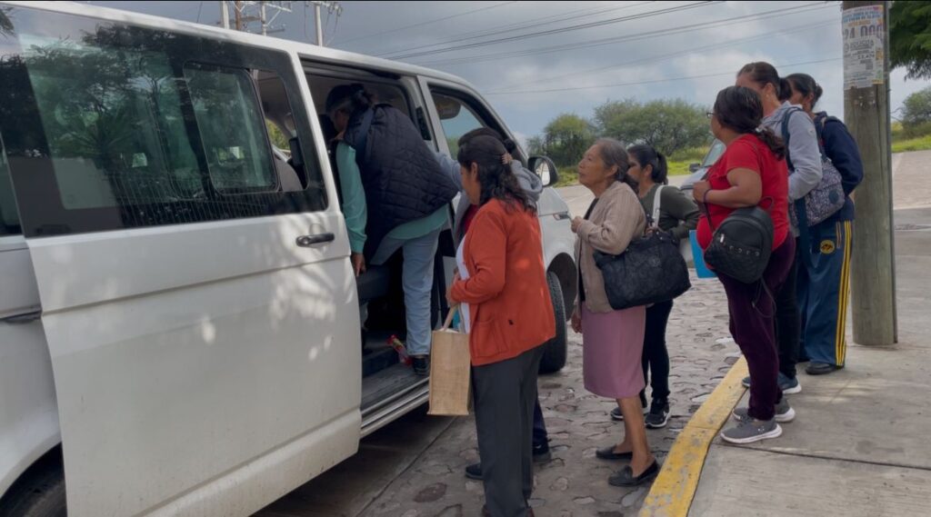 El Municipio de Tolimán fortalece la salud preventiva: mujeres de San Pablo reciben estudios de mastografía en Cadereyta de Montes