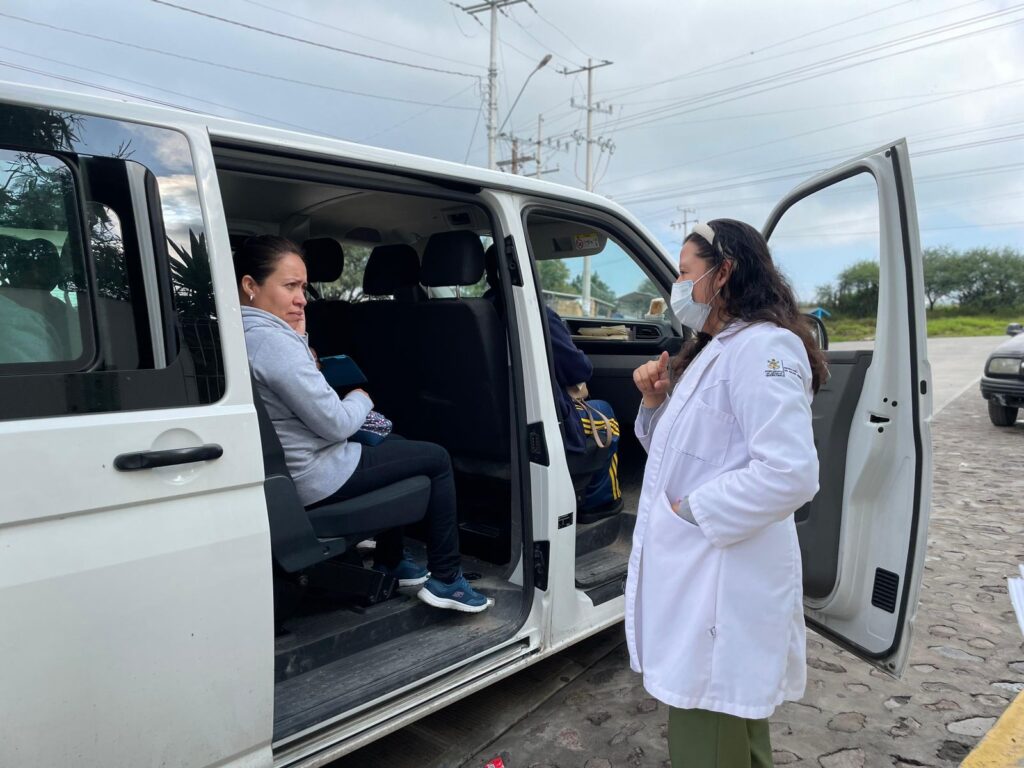 El Municipio de Tolimán fortalece la salud preventiva: mujeres de San Pablo reciben estudios de mastografía en Cadereyta de Montes